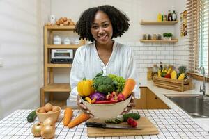 Afrikaanse Amerikaans huisvrouw is tonen verscheidenheid van biologisch groenten naar bereiden gemakkelijk en gemakkelijk cajun zuidelijk stijl salade maaltijd voor veganistisch en vegetarisch ziel voedsel concept foto