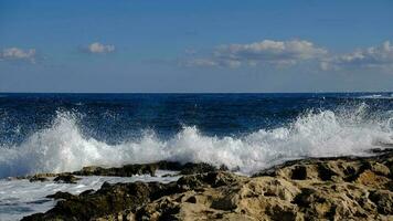 blauw zee Golf en wit schuim en plons. steen strand Aan eiland van Malta, Nee zanderig strand. zomer vakantie grens kader concept. tropisch eiland vakantie achtergrond. toerist reizen banier ontwerp sjabloon. foto