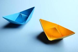 origamo boten op blauwe achtergrond foto