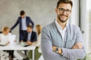 man in glazen met gekruiste armen foto