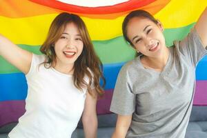 portret van gelukkig glimlach zuidoosten Aziatisch vrouw lgbt paar met regenboog trots vlag foto