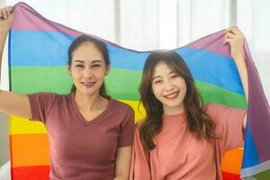 portret van gelukkig glimlach zuidoosten Aziatisch vrouw lgbt paar met regenboog trots vlag foto