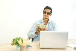 portret van jong volwassen Aziatisch rijk Mens gelukkig gezicht met contant geld geld foto