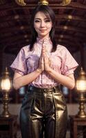 Aziatisch vrouw Doen sawasdee of gebed houding Bij de markt, generatief ai foto