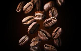 geroosterde vallende of vliegende koffiebonen op zwarte achtergrond close-up foto
