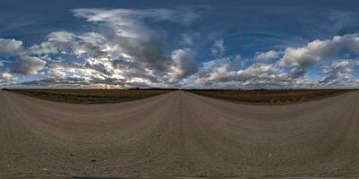 avond 360 hdri panorama Aan grind weg met wolken Aan blauw lucht voordat zonsondergang in equirectangular bolvormig naadloos projectie, gebruik net zo lucht vervanging in dar panorama's, spel ontwikkeling net zo lucht koepel foto