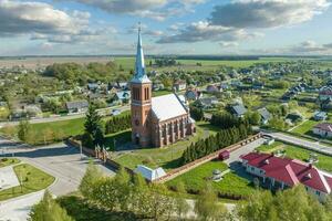 antenne visie Aan neo gotisch tempel of Katholiek kerk in platteland foto