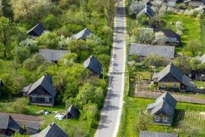 panoramisch antenne visie van privaat ontwikkeling met land huizen of eco dorp foto