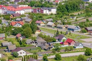 panoramisch antenne visie van een klein stadstype regeling met rood daken foto