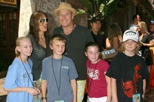 amanda pays corbin Bernsen met kinderen en hun nicht neven de simpsons rijden groots opening universeel studio's thema park los angeles ca mei 17 2008 2008 kathy hutjes hutjes foto