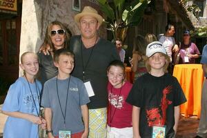 amanda pays corbin Bernsen met kinderen en hun nicht neven de simpsons rijden groots opening universeel studio's thema park los angeles ca mei 17 2008 2008 kathy hutjes hutjes foto