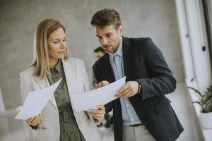 twee professionals die documenten bekijken foto