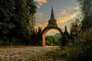 landschap van mooi zonsopkomst Bij khao na nai luang dharma park in surat dan ik, Thailand foto