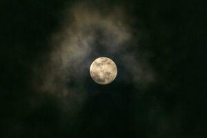 nacht heelal visie met maan gedurende halfschaduw vol maan foto