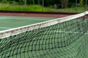 tennis netto geblazen door de wind. dichtbij omhoog van tennis rechtbank netto foto