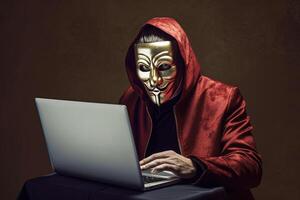 een crimineel persoon vervelend gouden masker met bruin capuchon en werken Aan laptop. online gegevens of informatie dief concept. generatief ai. foto