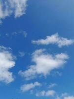 mooi wit wolken Aan diep blauw lucht achtergrond. groot helder zacht pluizig wolken zijn Hoes de geheel blauw lucht. foto