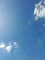 de wit wolken Aan de blauw lucht zijn perfect voor de achtergrond. hemellandschap Aan lombok eiland, Indonesië foto