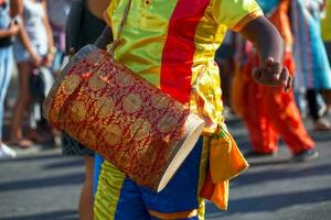 percussionist spelen met een dhol gedurende de carnaval van groots boucan foto