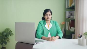 fotografie van professioneel vrouw arts zittend Bij werkplaats met laptop, generatief ai. foto