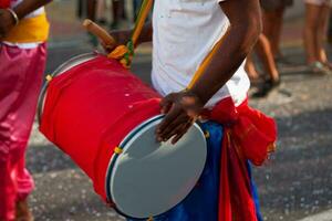 percussionist spelen met een dholak gedurende de carnaval van groots boucan foto