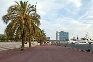 promenade naast de jacht jachthaven in Barcelona foto