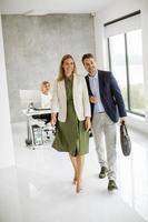 man en vrouw lopen in kantoorruimte foto