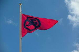 rood strand vlag verbiedend naar zwemmen foto