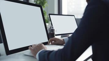 detailopname visie van jong zakenman typen Aan toetsenbord Bij bureau in modern kantoor kamer. generatief ai illustratie. foto