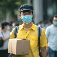 portret van levering jongen Holding karton doos in beschermend masker, werk voor koerier onderhoud. generatief ai. foto