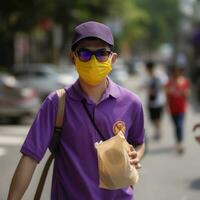 portret van levering jongen in zonnebril met beschermend masker, Holding voedsel pakket. werk voor koerier onderhoud. generatief ai. foto
