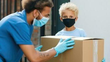 detailopname portret van levering Mens geven karton doos naar klant jongen in beschermend masker, werk voor koerier onderhoud, generatief ai. foto