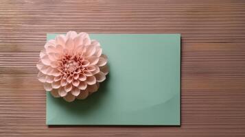 blanco groen papier kaart mockup met dahlia bloem Aan houten tafel bovenkant, generatief ai. foto