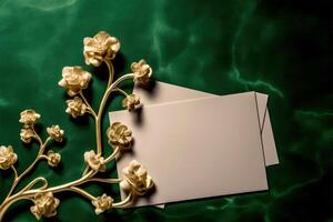 blanco papier kaarten mockup vlak leggen met gouden roos Afdeling Aan groen marmeren structuur achtergrond, generatief ai. foto