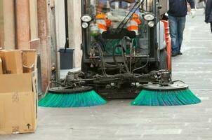 straat veger machine schoonmaak de straten foto