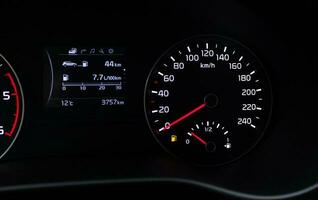 brandstof consumptie thema. leeg tank indicator Aan auto dashboard foto