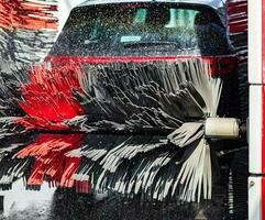 zwart auto in automatisch auto wassen foto