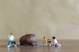 miniatuur mensen gelukkig familie genieten van chocola foto