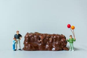 kinderen met chocola bars staand Aan grijs achtergrond. wereld chocola dag concept foto