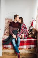 jongen en een meisje vieren samen het nieuwe jaar en geven elkaar cadeautjes foto