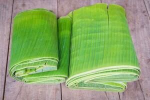 banaan blad gevouwen Aan houten foto