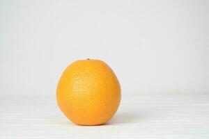 sinaasappel op witte achtergrond foto