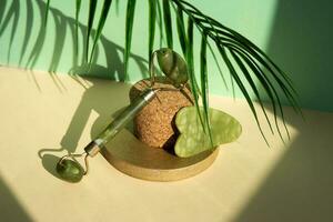 jade gua sha schraper en gelaats stimulator Aan beige achtergrond. hijs- en toning behandeling Bij huis. foto