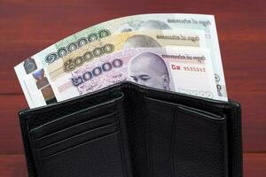 Cambodjaans geld - riel in de zwart portemonnee foto