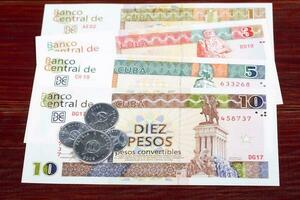 Cubaans pesos munten en bankbiljetten foto