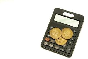 rekenmachine en munt bitcoin geïsoleerd Aan wit achtergrond, berekening van winstgevendheid. foto