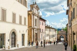 urbino, italië-april 27, 2019-wandelen door de oude straten van urbino gedurende een zonnig dag foto