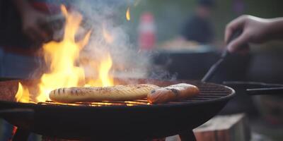 sissend heet detailopname van Open vlam bbq Bij camping plaats ai gegenereerd foto