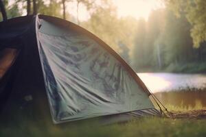 ochtend- reflecties een tent door de Woud meer Bij ochtendgloren, camping ai gegenereerd foto