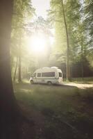 Aan de weg met onze camper busje een zonnig reis door groen bossen ai gegenereerd foto